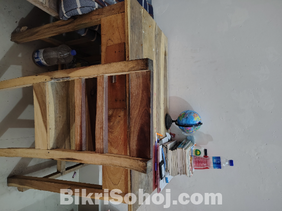 একটি সিঙ্গেল বেড, টেবিল এবং চেয়ার বিক্রি হবে